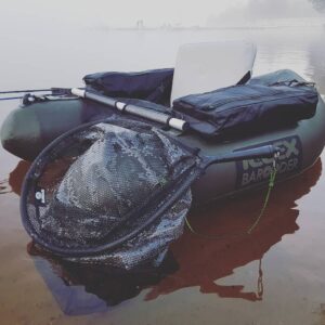 Photo d'un float tube au bord d'un lac