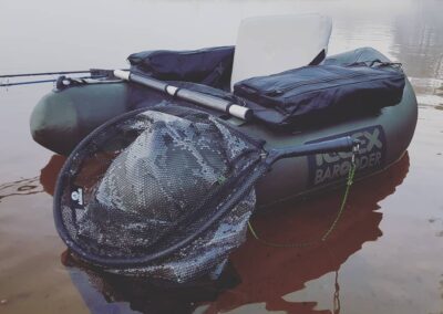 Photo d'un float tube au bord d'un lac