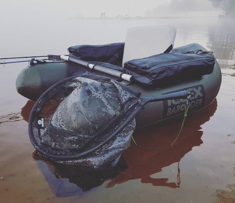 Photo d'un float tube au bord d'un lac